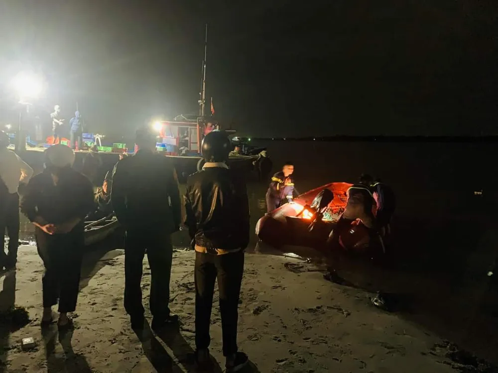 Lực lượng chức năng xuyên đêm tìm kiếm 2 vợ chồng mất tích trên sông Lực lượng chức năng xuyên đêm tìm kiếm 2 vợ chồng mất tích trên sông