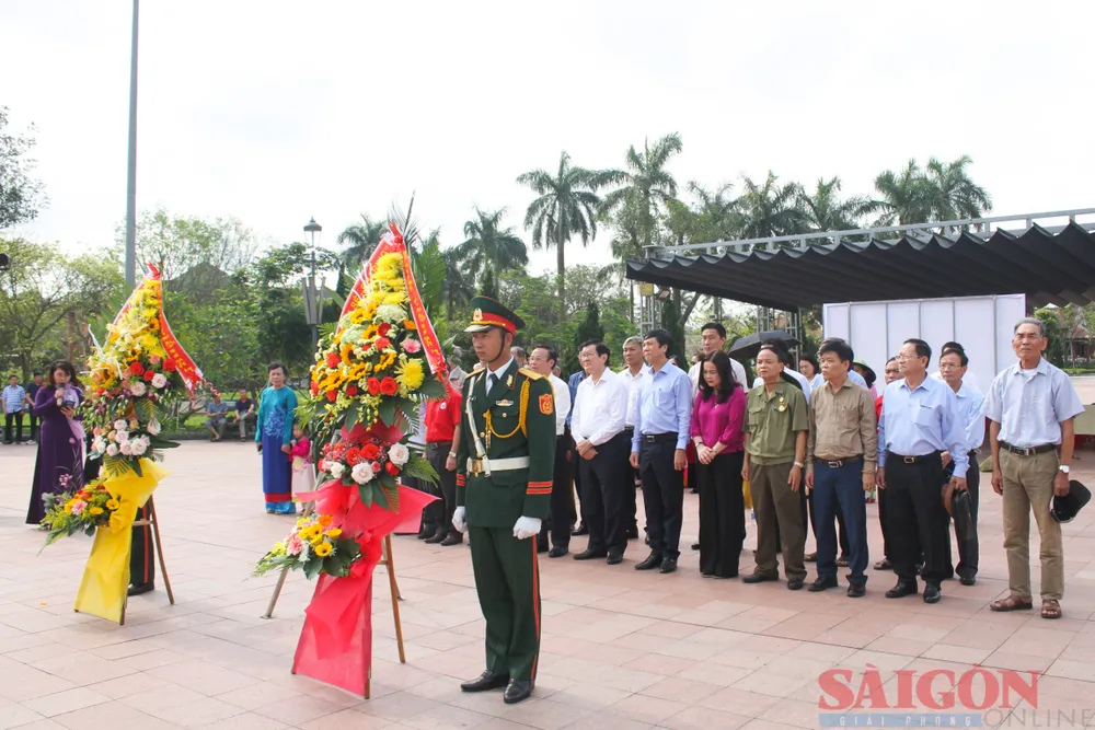 Nguyên Chủ tịch nước Trương Tấn Sang dâng hương tại Thành cổ Quảng Trị