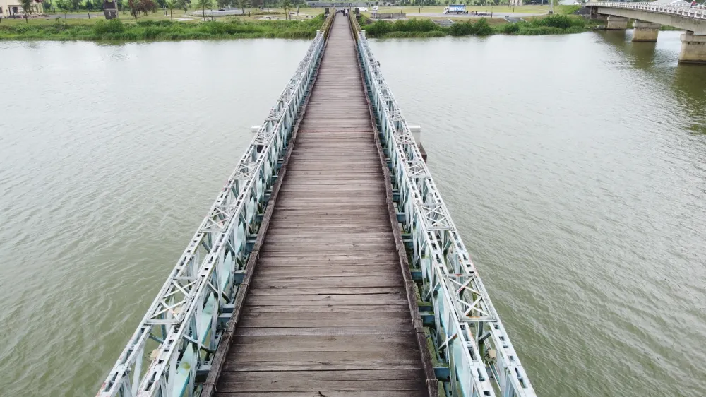 Bà Lê Thị Tố Hoài, Trưởng Ban Quản lý Di tích quốc gia đặc biệt Đôi bờ Hiền Lương - Bến Hải cho biết, sau một thời gian đưa vào sử dụng, đến nay, nhiều hạng mục trong di tích đặc biệt là cầu Hiền Lương và nhà trưng bày đã có dấu hiệu hư hỏng, xuống cấp. Mặc dù có sửa chữa, tu bổ hằng năm nhưng từ sau đợt mưa lũ vào năm 2020 thì các hạng mục càng ngày càng hư hỏng nặng. Đối với hạng mục cầu Hiền Lương, vào đầu năm 2022 sau khi kiểm tra, để đảm bảo kéo dài tuổi thọ, an toàn cho công trình cầu và an toàn cho người dân, du khách tham quan, Sở Giao thông Vận tải tỉnh đã đề nghị hạn chế người qua lại và sớm sửa chữa Bà Lê Thị Tố Hoài, Trưởng Ban Quản lý Di tích quốc gia đặc biệt Đôi bờ Hiền Lương - Bến Hải cho biết, sau một thời gian đưa vào sử dụng, đến nay, nhiều hạng mục trong di tích đặc biệt là cầu Hiền Lương và nhà trưng bày đã có dấu hiệu hư hỏng, xuống cấp. Mặc dù có sửa chữa, tu bổ hằng năm nhưng từ sau đợt mưa lũ vào năm 2020 thì các hạng mục càng ngày càng hư hỏng nặng. Đối với hạng mục cầu Hiền Lương, vào đầu năm 2022 sau khi kiểm tra, để đảm bảo kéo dài tuổi thọ, an toàn cho công trình cầu và an toàn cho người dân, du khách tham quan, Sở Giao thông Vận tải tỉnh đã đề nghị hạn chế người qua lại và sớm sửa chữa