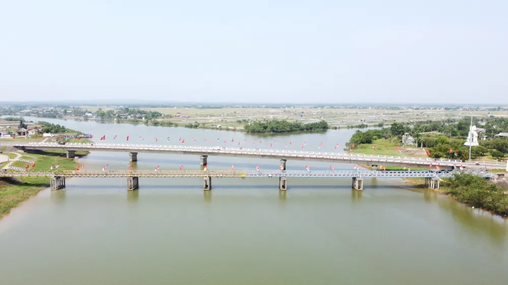 Cầu nằm ngay trên vĩ tuyến 17, bắc qua sông Bến Hải, nối liền thôn Hiền Lương (xã Hiền Thành, huyện Vĩnh Linh, tỉnh Quảng Trị) ở bờ Bắc và thôn Xuân Hoà (xã Trung Hải, huyện Gio Linh, tỉnh Quảng Trị) ở bờ Nam. Năm 2003 cầu được phục chế theo thiết kế cầu sắt do Pháp xây dựng vào năm 1952, với dài 182,97m, gồm 7 nhịp, mặt lát gỗ. Cầu Hiền Lương đã trở thành “biểu tượng” của sự chia cắt Bắc - Nam và cuộc đấu tranh thống nhất đất nước của dân tộc Cầu nằm ngay trên vĩ tuyến 17, bắc qua sông Bến Hải, nối liền thôn Hiền Lương (xã Hiền Thành, huyện Vĩnh Linh, tỉnh Quảng Trị) ở bờ Bắc và thôn Xuân Hoà (xã Trung Hải, huyện Gio Linh, tỉnh Quảng Trị) ở bờ Nam. Năm 2003 cầu được phục chế theo thiết kế cầu sắt do Pháp xây dựng vào năm 1952, với dài 182,97m, gồm 7 nhịp, mặt lát gỗ. Cầu Hiền Lương đã trở thành “biểu tượng” của sự chia cắt Bắc - Nam và cuộc đấu tranh thống nhất đất nước của dân tộc