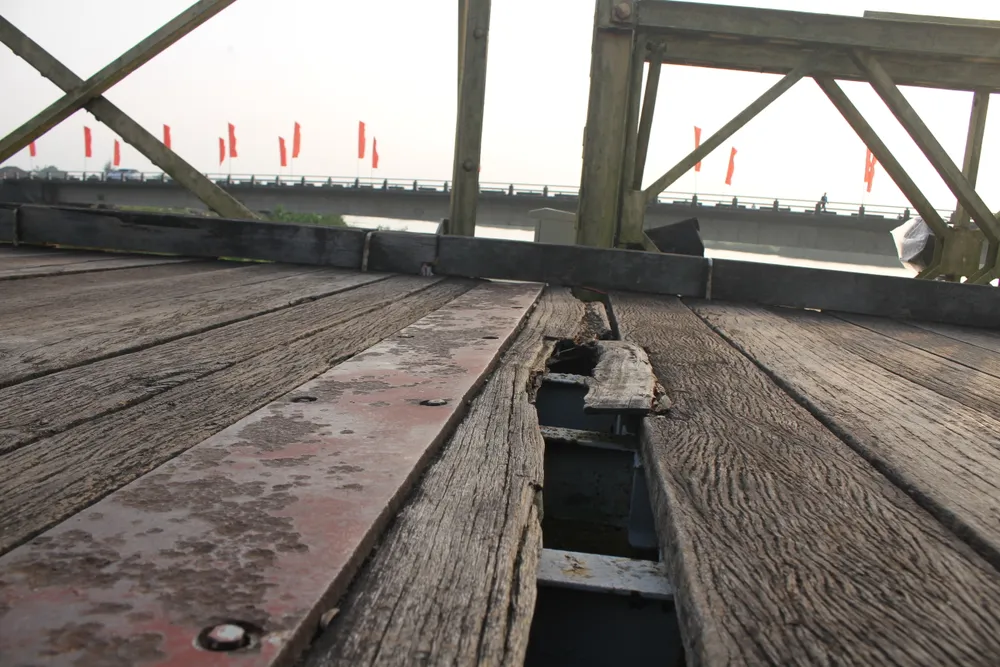 Ván trên mặt cầu bị hư hỏng nhiều điểm Ván trên mặt cầu bị hư hỏng nhiều điểm