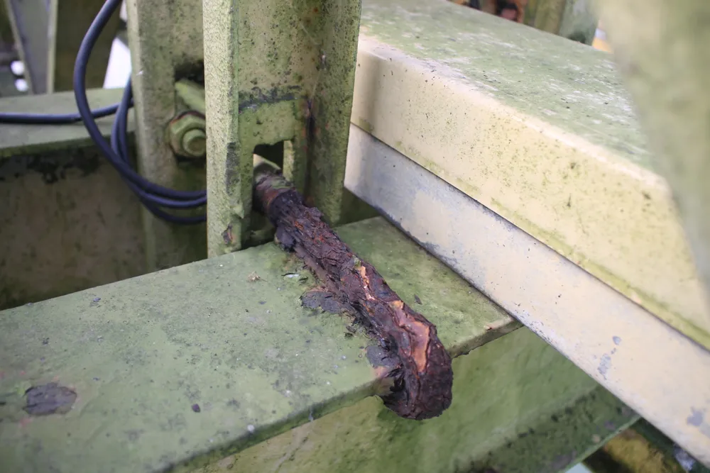 Sắt để cố định các thanh giằng bị gỉ sét nặng Sắt để cố định các thanh giằng bị gỉ sét nặng