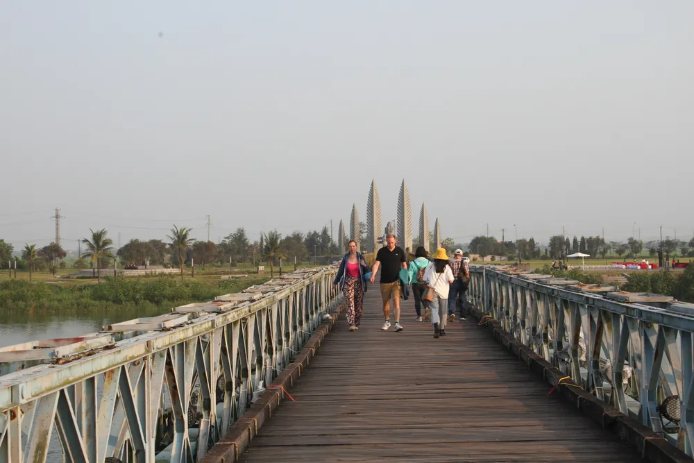 Ban Quản lý Di tích quốc gia đặc biệt Đôi bờ Hiền Lương - Bến Hải cũng đã kiến nghị Sở Văn hóa, Thể thao và Du lịch, các cấp, ngành có liên quan sớm có phương án bảo trì, sửa chữa. Hiện khi có những đoàn khách đông, Ban Quản lý Di tích quốc gia đặc biệt Đôi bờ Hiền Lương - Bến Hải sẽ chia nhỏ từng nhóm tham quan để đảm bảo an toàn Ban Quản lý Di tích quốc gia đặc biệt Đôi bờ Hiền Lương - Bến Hải cũng đã kiến nghị Sở Văn hóa, Thể thao và Du lịch, các cấp, ngành có liên quan sớm có phương án bảo trì, sửa chữa. Hiện khi có những đoàn khách đông, Ban Quản lý Di tích quốc gia đặc biệt Đôi bờ Hiền Lương - Bến Hải sẽ chia nhỏ từng nhóm tham quan để đảm bảo an toàn