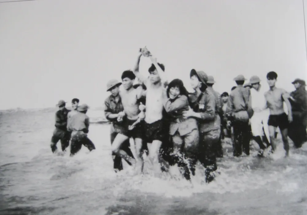 Đợt trao trả tù binh trên sông Thạch Hãn. Ảnh tư liệu Đợt trao trả tù binh trên sông Thạch Hãn. Ảnh tư liệu