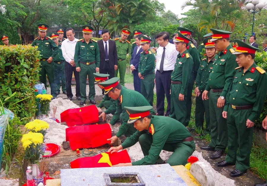 Lễ truy điệu và an táng hài cốt liệt sĩ diễn ra trang nghiêm tại Nghĩa trang liệt sĩ huyện Triệu Phong. Ảnh: KIM QUY Lễ truy điệu và an táng hài cốt liệt sĩ diễn ra trang nghiêm tại Nghĩa trang liệt sĩ huyện Triệu Phong. Ảnh: KIM QUY