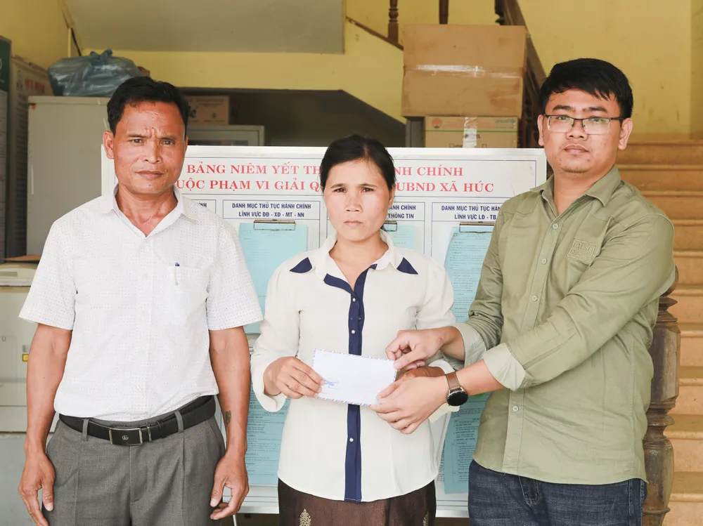 Đại diện Báo SGGP trao tiền cho gia đình chị Hồ Thị Khế Đại diện Báo SGGP trao tiền cho gia đình chị Hồ Thị Khế