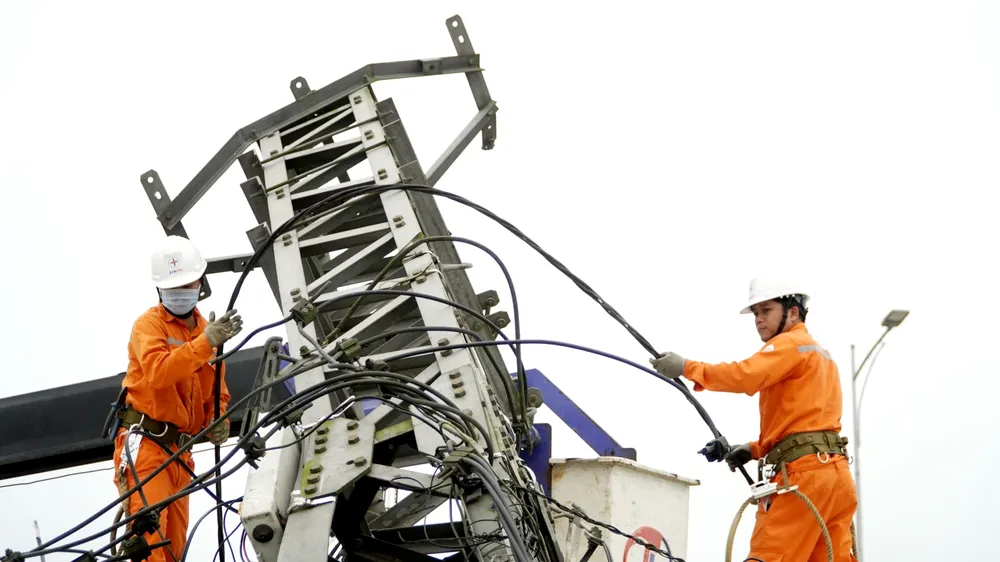 Điện lực tỉnh Quảng Trị khắc phục sự cố để khôi phục cấp điện trở lại. Đến 7 giờ 20 ngày 8-4, vẫn còn 295 hộ dân mất điện.