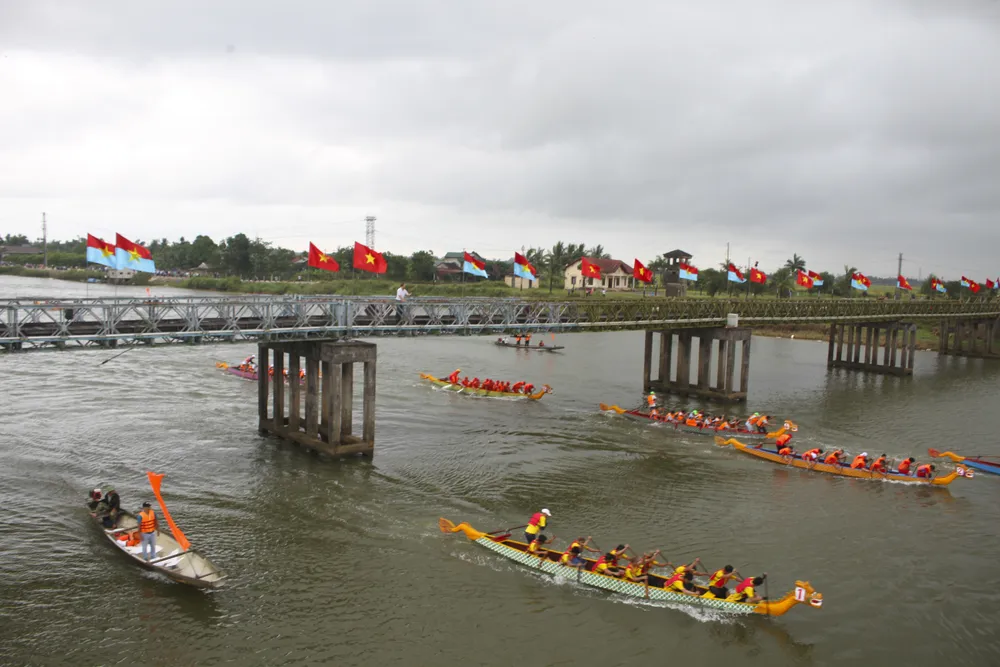 Các đội đua thuyền tranh tài sôi nổi, hấp dẫn