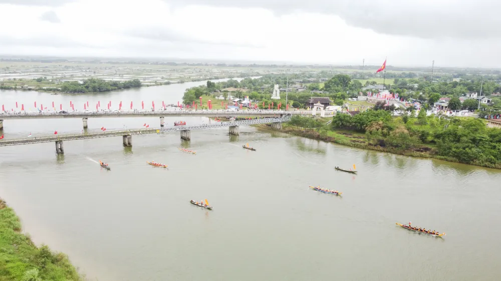 Giải đua thuyền truyền thống là dịp để người dân Quảng Trị trên mọi miền Tổ quốc, du khách trong và ngoài nước hướng về Quảng Trị cùng tham gia ngày hội và cổ vũ cho giải đua