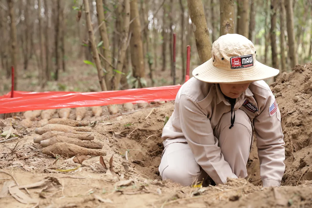 Lực lượng chức năng xử lý kho đạn cối. Hình ảnh: MAG Việt Nam cung cấp Lực lượng chức năng xử lý kho đạn cối. Hình ảnh: MAG Việt Nam cung cấp