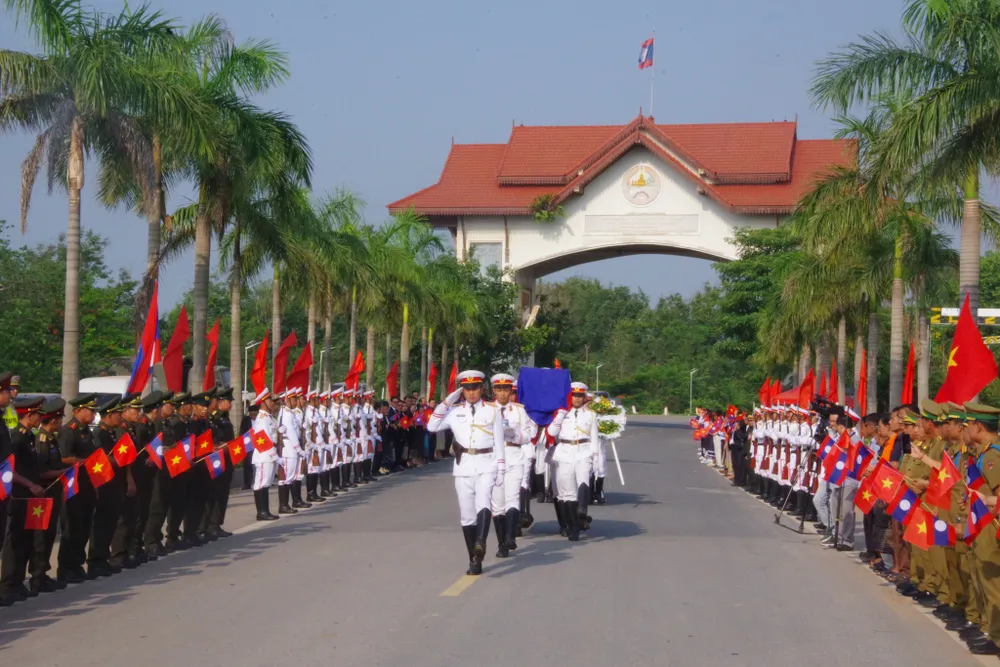 Lễ bàn giao và đón nhận hài cốt liệt sĩ quân tình nguyện và chuyên gia Việt Nam hy sinh tại Lào Lễ bàn giao và đón nhận hài cốt liệt sĩ quân tình nguyện và chuyên gia Việt Nam hy sinh tại Lào
