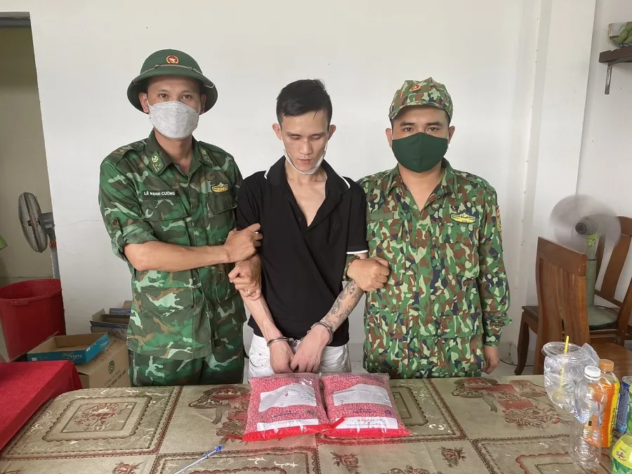 Tang vật cùng đối tượng bị lực lượng chức năng bắt giữ Tang vật cùng đối tượng bị lực lượng chức năng bắt giữ