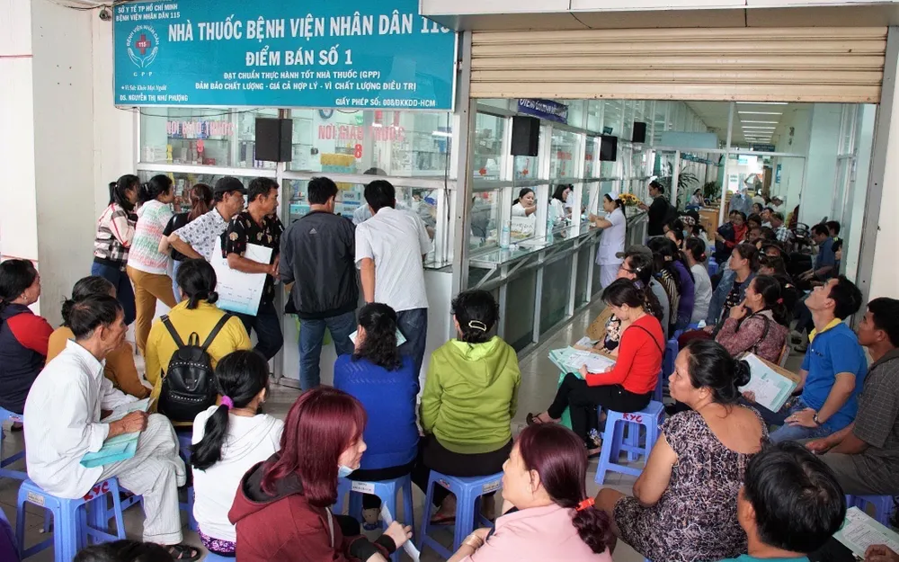 Người dân mua thuốc tại Bệnh viện 115. Ảnh: HOÀNG HÙNG Người dân chờ mua thuốc chữa bệnh tại bệnh viện 115 _Original.jpeg