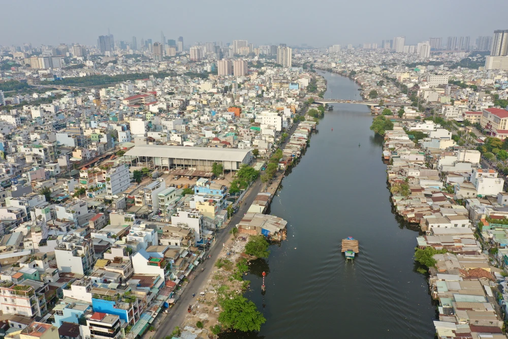 Những ngôi nhà ven kênh Đôi trên đường Nguyễn Duy và Phạm Thế Hiển, quận 8. Ảnh: HOÀNG HÙNG