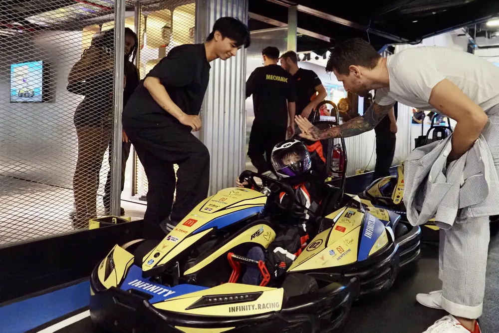 Ông David Guibal – Đồng sáng lập kiêm Giám đốc điều hành Infinity Racing – động viên con trai 7 tuổi trước khi tham gia đường đua Go-Kart điện đa tầng. IMG_6824.jpeg