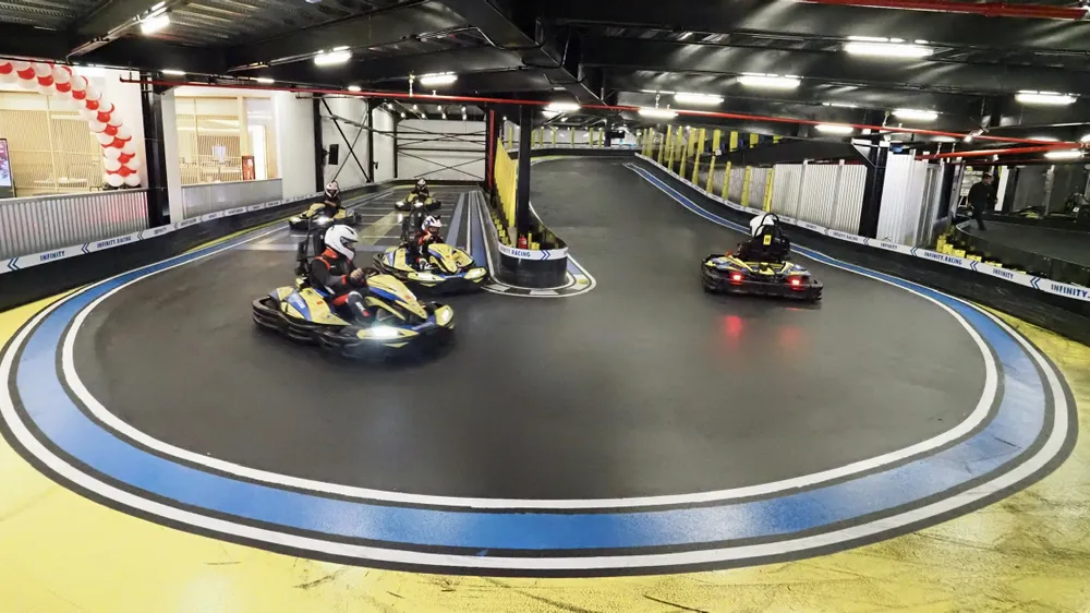 Người chơi trải nghiệm đường đua Go-Kart điện đa tầng tại Infinity Racing – Vincom Mega Mall Thảo Điền, TPHCM. IMG_6872.jpeg
