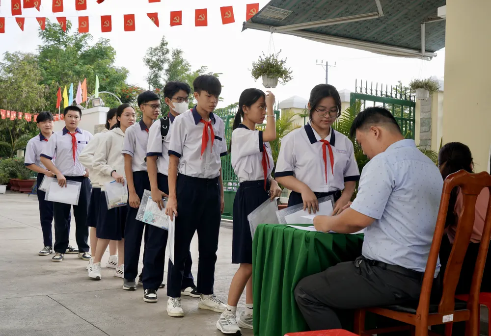 Thí sinh xếp hàng điểm danh tại điểm thi Trường THCS Nguyễn Thị Hương, huyện Nhà Bè 9HH02763.jpeg