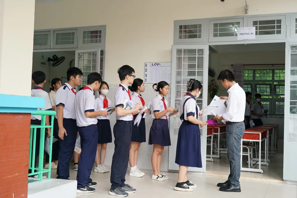 Thí sinh vào phòng thi tại điểm thi Trường THCS Lê Văn Hưu, huyện Nhà Bè 9HH03020.jpeg