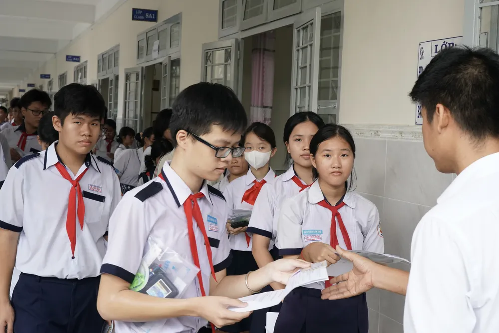 Thí sinh làm thủ tục dự thi tại điểm thi Trường THCS Lê Văn Hưu, huyện Nhà Bè 9HH03026.jpeg