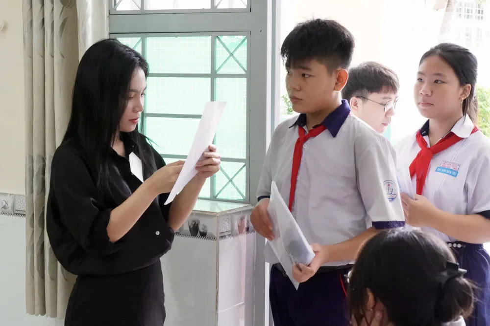 Thí sinh làm thủ tục dự thi tại điểm thi Trường THCS Lê Văn Hưu, huyện Nhà Bè 9HH03032.jpeg