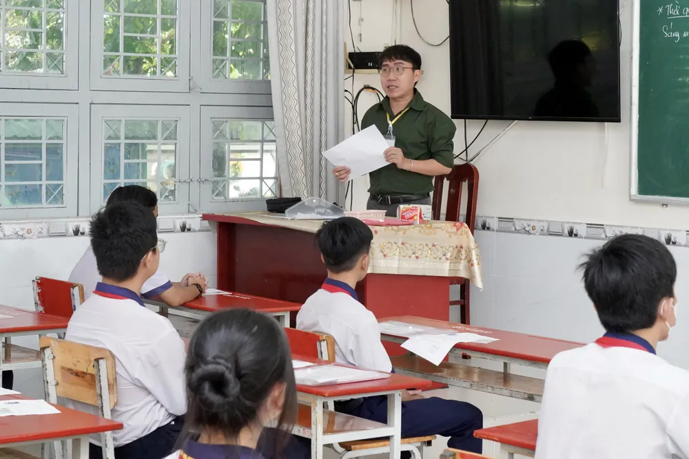 Cán bộ coi thi phổ biến quy chế thi tại điểm thi Trường THCS Lê Văn Hưu, huyện Nhà Bè 9HH03082.jpeg