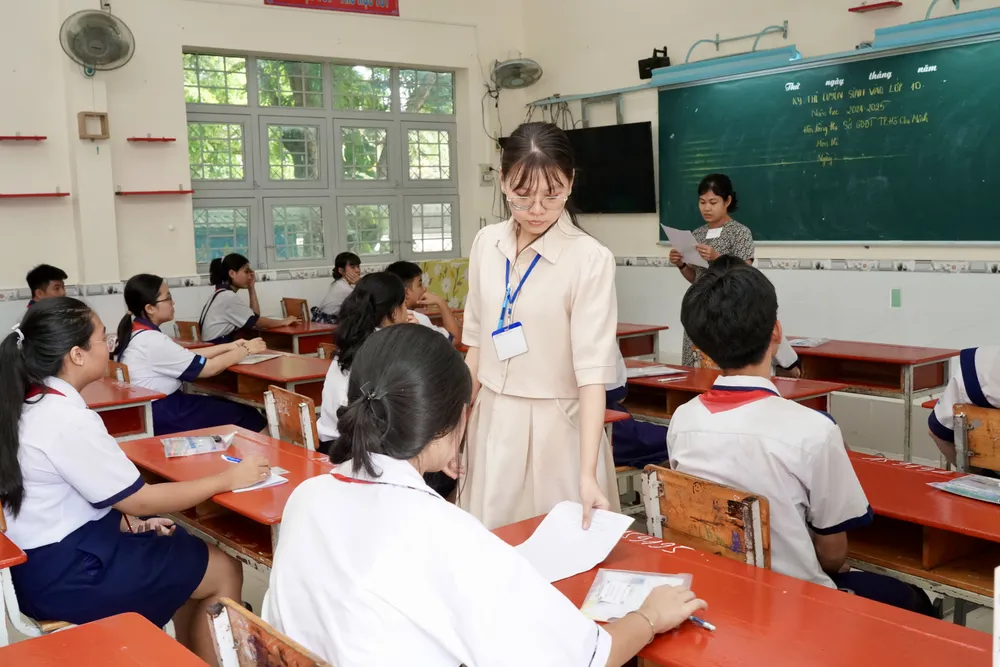 Cán bộ coi thi phổ biến quy chế thi tại điểm thi Trường THCS Lê Văn Hưu, huyện Nhà Bè 9HH03098.jpeg