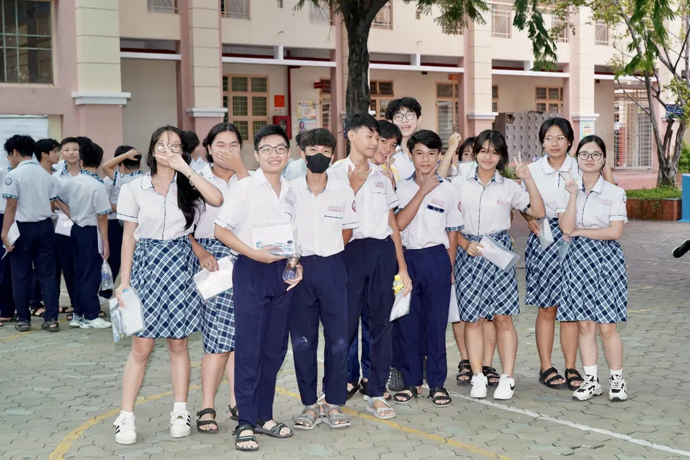 Các em học sinh tự tin bước vào kỳ thi. Ảnh: HOÀNG HÙNG 9HH03264.jpeg