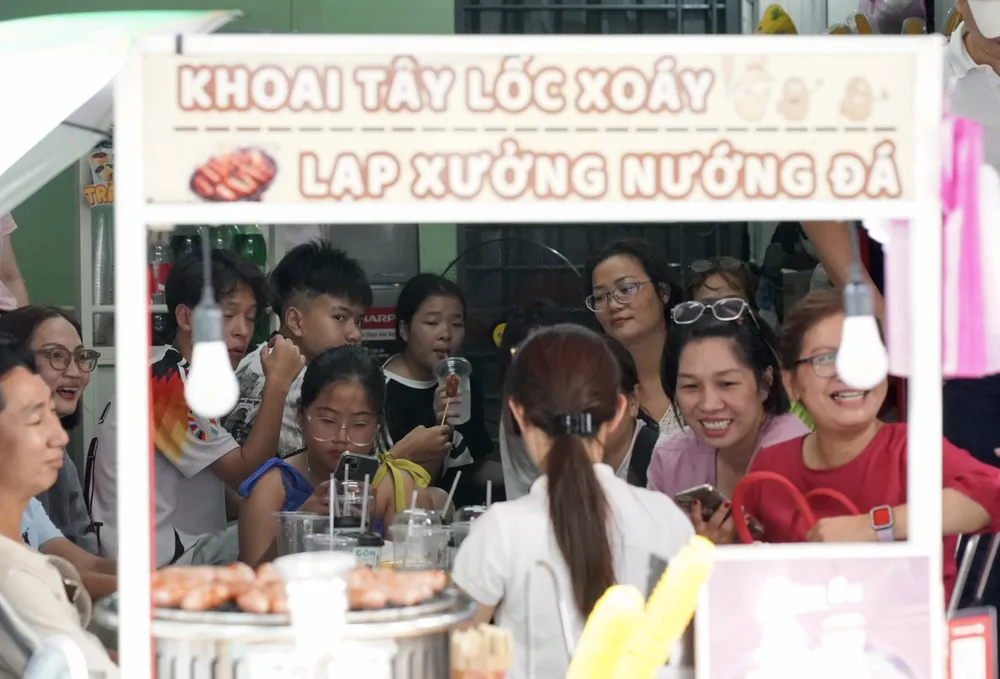 Học sinh và phụ huynh tại điểm thi Trường THCS Bàn Cờ, quận 3, sau khi thi xong môn Ngữ Văn 9HH03558.jpeg