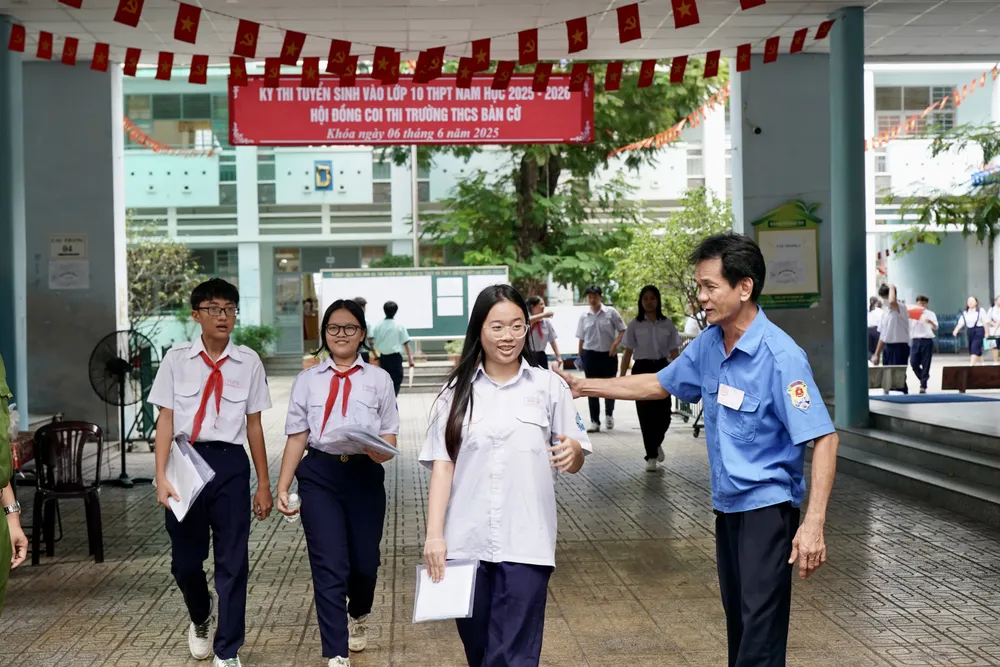 Học sinh thi xong môn Ngữ Văn tại điểm thi Trường THCS Bàn Cờ, quận 3 9HH03595.jpeg