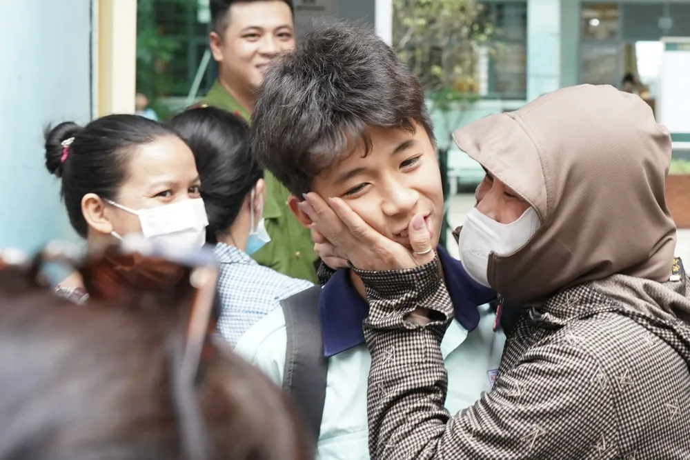 Học sinh và phụ huynh tại điểm thi Trường THCS Bàn Cờ, quận 3, sau khi thi xong môn Ngữ Văn 9HH03607.jpeg
