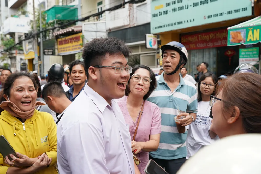 Học sinh và phụ huynh tại điểm thi Trường THCS Bàn Cờ, quận 3 9HH03618.jpeg