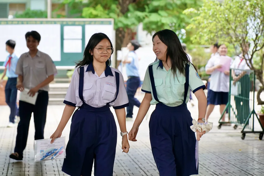 Học sinh hớn hở sau khi thi xong môn Ngữ Văn 9HH03621.jpeg