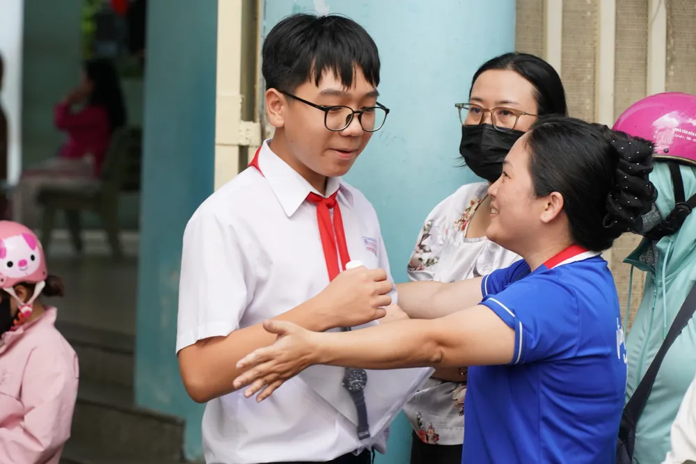 Học sinh và phụ huynh vui mừng sau buổi thi môn Ngữ Văn 9HH03632.jpeg