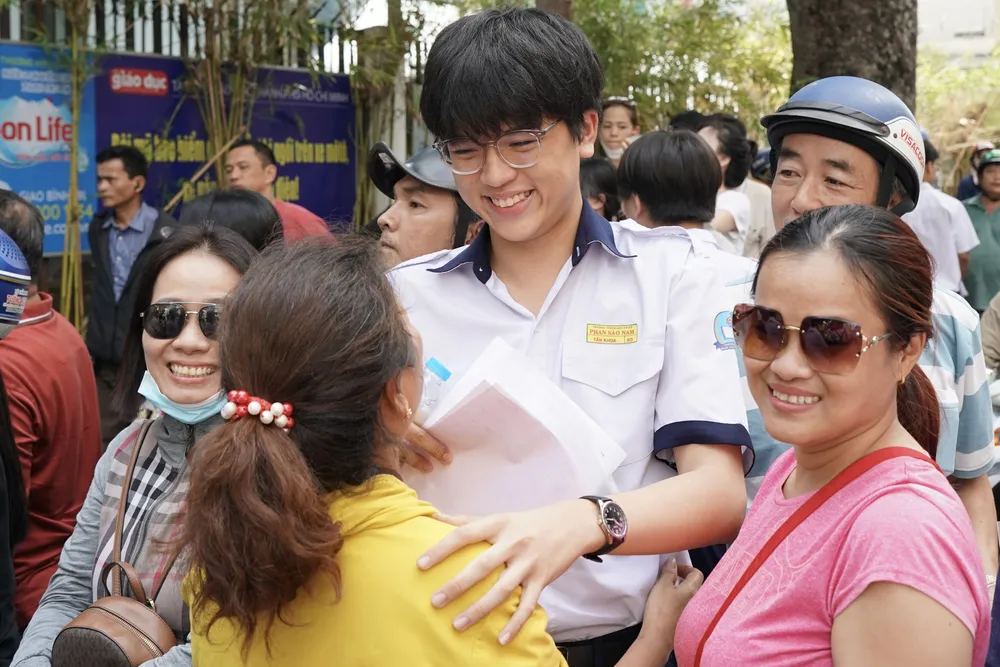 Học sinh và phụ huynh tại điểm thi Trường THCS Bàn Cờ, quận 3 9HH03681.jpeg