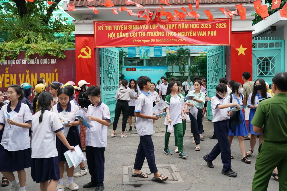 Niềm vui của thí sinh sau khi thi môn Ngoại ngữ tại điểm thi trường THCS Nguyễn Văn Phú, quận 11. Ảnh: HOÀNG HÙNG Niềm vui của thí sinh sau khi thi môn Ngoại ngữ tại điểm thi trường THCS Nguyễn Văn Phú, quận 11. Ảnh: HOÀNG HÙNG