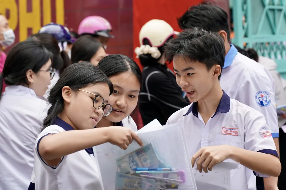 Các em tranh luận sôi nổi sau khi thi môn Ngoại ngữ tại điểm thi trường THCS Nguyễn Văn Phú, quận 11. Ảnh: HOÀNG HÙNG Các em tranh luận sôi nổi sau khi thi môn Ngoại ngữ tại điểm thi trường THCS Nguyễn Văn Phú, quận 11. Ảnh: HOÀNG HÙNG