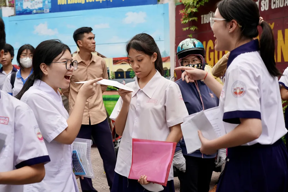 Niềm vui của các em sau khi thi môn Ngoại ngữ. Ảnh: HOÀNG HÙNG Niềm vui của các em sau khi thi môn Ngoại ngữ. Ảnh: HOÀNG HÙNG