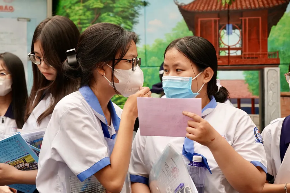 Thảo luận với bạn bè sau buổi thi. Ảnh: HOÀNG HÙNG Thảo luận với bạn bè sau buổi thi. Ảnh: HOÀNG HÙNG