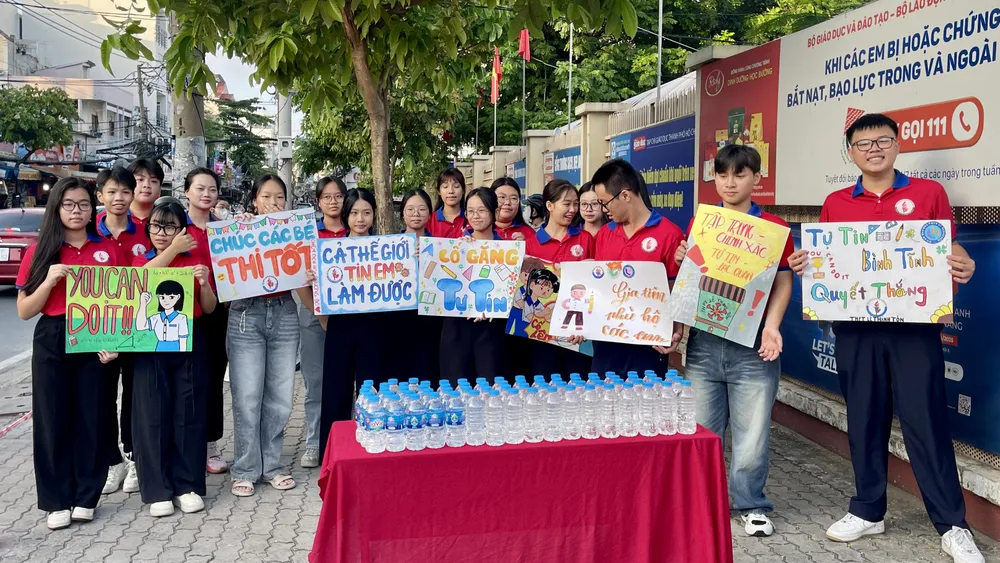 Tình nguyện viên tiếp sức mùa thi cho các em học sinh tại điểm thi Trường THCS Nguyễn Hữu Thọ, quận 7 trong buổi sáng thi môn Ngữ Văn ngày 6-6-2025 IMG_7988.jpeg