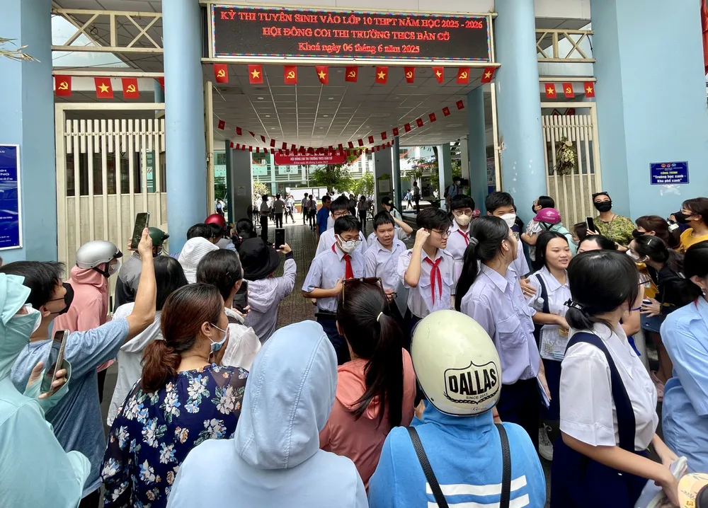 Học sinh và phụ huynh tại điểm thi Trường THCS Bàn Cờ, quận 3, sau khi hoàn thành môn thi đầu tiên IMG_8017.jpeg