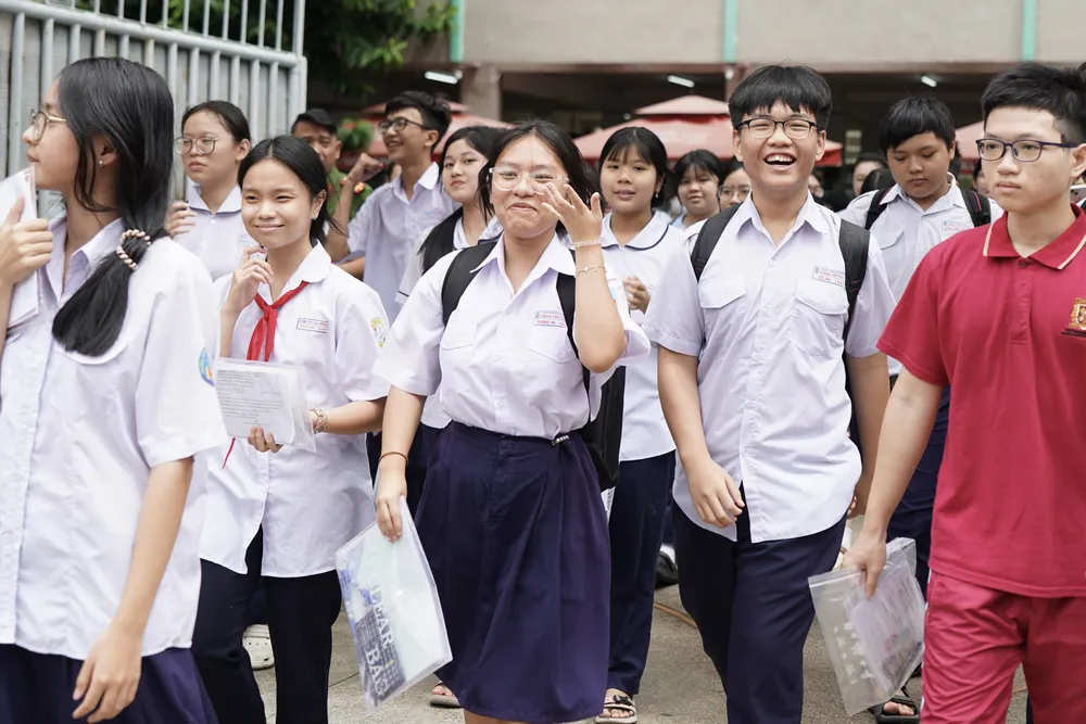 Các thí sinh vui mừng sau khi kết thúc môn Toán tại điểm thi Trường THCS Nguyễn Tri Phương, quận 10, trưa 7-6 9HH04538.jpeg