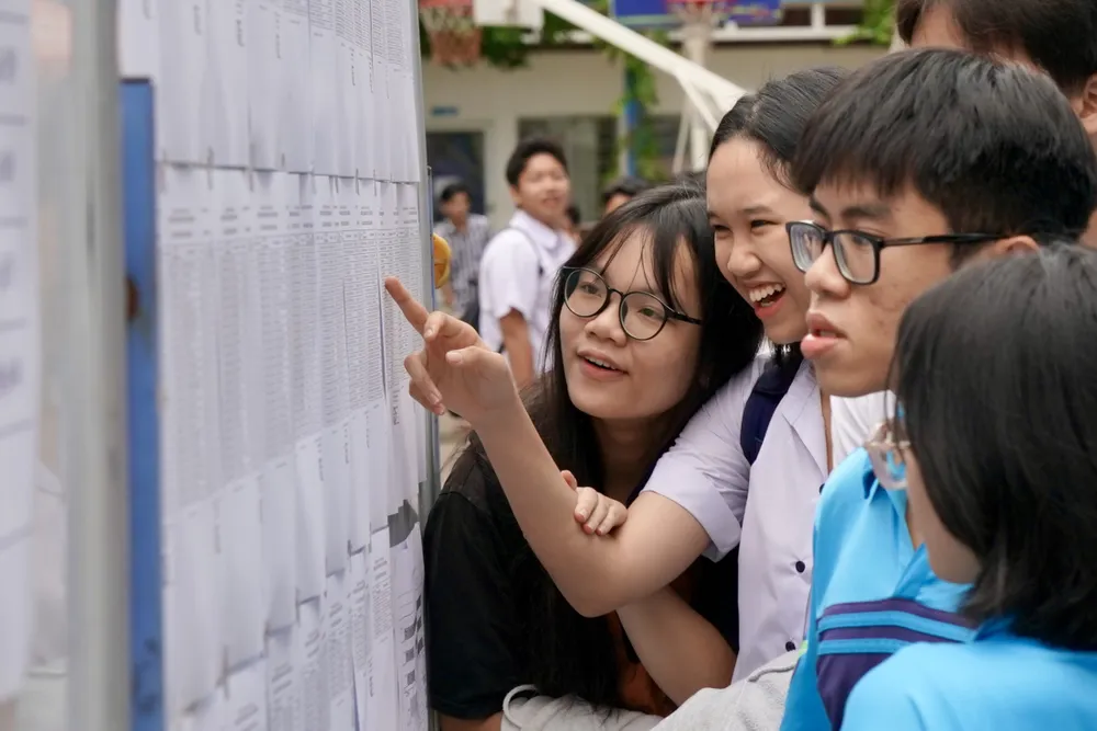 Các thí sinh háo hức bước vào kỳ thi tại điểm thi trường THPT Bùi Thị Xuân, quận 1. Ảnh: HOÀNG HÙNG Các thí sinh háo hức bước vào kỳ thi tại điểm thi trường THPT Bùi Thị Xuân, quận 1. Ảnh: HOÀNG HÙNG