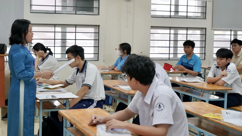 Thí sinh nghe phổ biến quy chế thi tại phòng thi, điểm Thi Trường THPT Bùi Thị Xuân, quận 1 9HH02499.jpeg