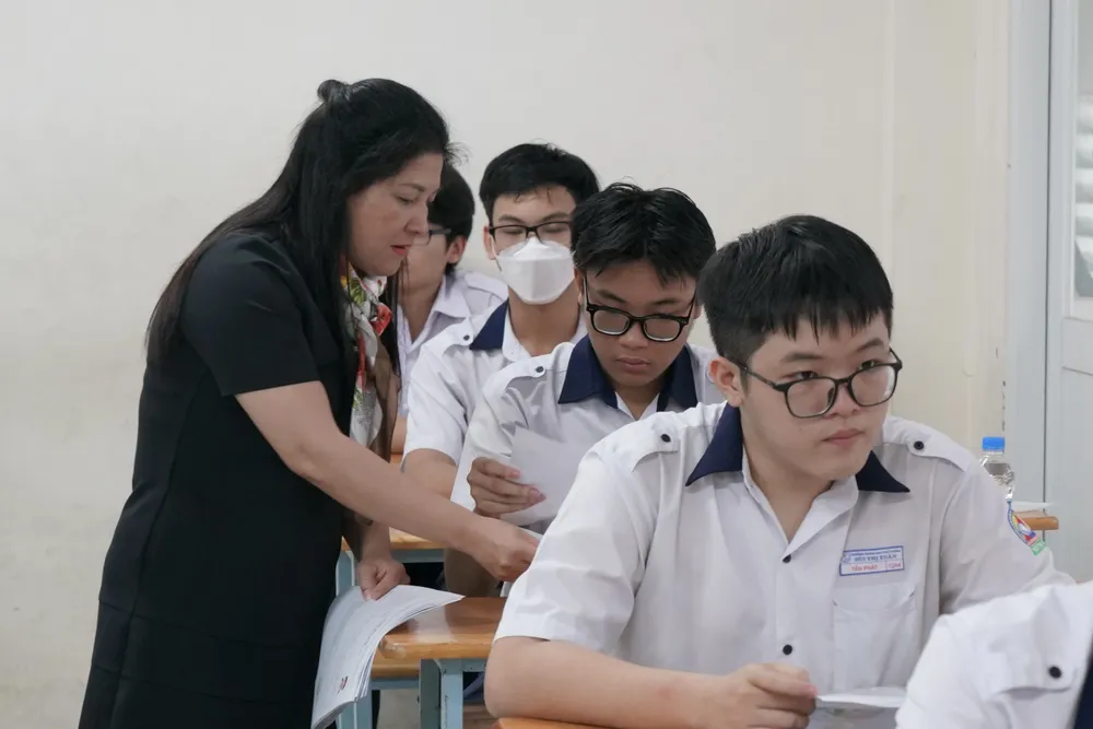 Thí sinh làm thủ tục dự thi tại phòng thi, điểm thi Trường THPT Bùi Thị Xuân, quận 1. Ảnh: HOÀNG HÙNG Thí sinh làm thủ tục dự thi tại phòng thi, điểm thi Trường THPT Bùi Thị Xuân, quận 1. Ảnh: HOÀNG HÙNG