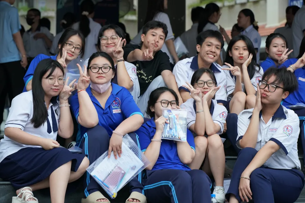 Thí sinh tại điểm thi Trường THPT Nguyễn Hữu Thọ bước vào môn thi Ngữ văn với tâm thế tự tin, mở đầu kỳ thi tốt nghiệp THPT 2025. Ảnh: HOÀNG HÙNG 9HH02558.jpeg