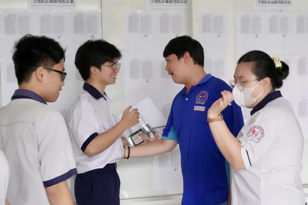 Thí sinh tại điểm thi Trường THPT Nguyễn Hữu Thọ bước vào môn thi Ngữ văn với tâm thế tự tin. Ảnh: HOÀNG HÙNG 9HH02570.jpeg