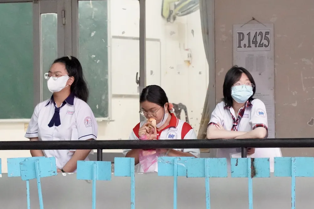 Các thí sinh tại điểm thi Trường THPT Nguyễn Hữu Thọ bước vào môn thi đầu tiên trong kỳ thi tốt nghiệp THPT 2025. Ảnh: HOÀNG HÙNG 9HH02583.jpeg
