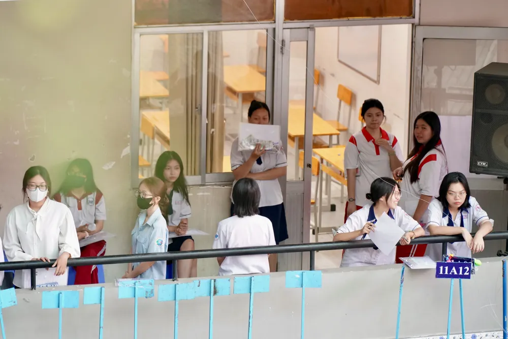 Các thí sinh tại điểm thi Trường THPT Nguyễn Hữu Thọ bước vào môn thi đầu tiên trong kỳ thi tốt nghiệp THPT 2025. Ảnh: HOÀNG HÙNG 9HH02702.jpeg