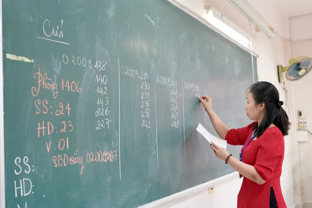 Giám thị chuẩn bị phòng thi cho môn Ngữ văn, sáng 26-6. Ảnh: HOÀNG HÙNG 9HH02710.jpeg