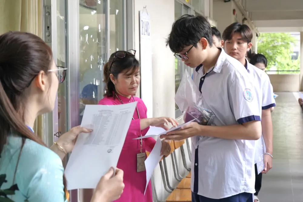 Thí sinh điểm danh, xếp hàng vào phòng thi làm bài môn Ngữ văn – môn thi đầu tiên trong kỳ thi tốt nghiệp THPT 2025. Ảnh: HOÀNG HÙNG 9HH02770.jpeg